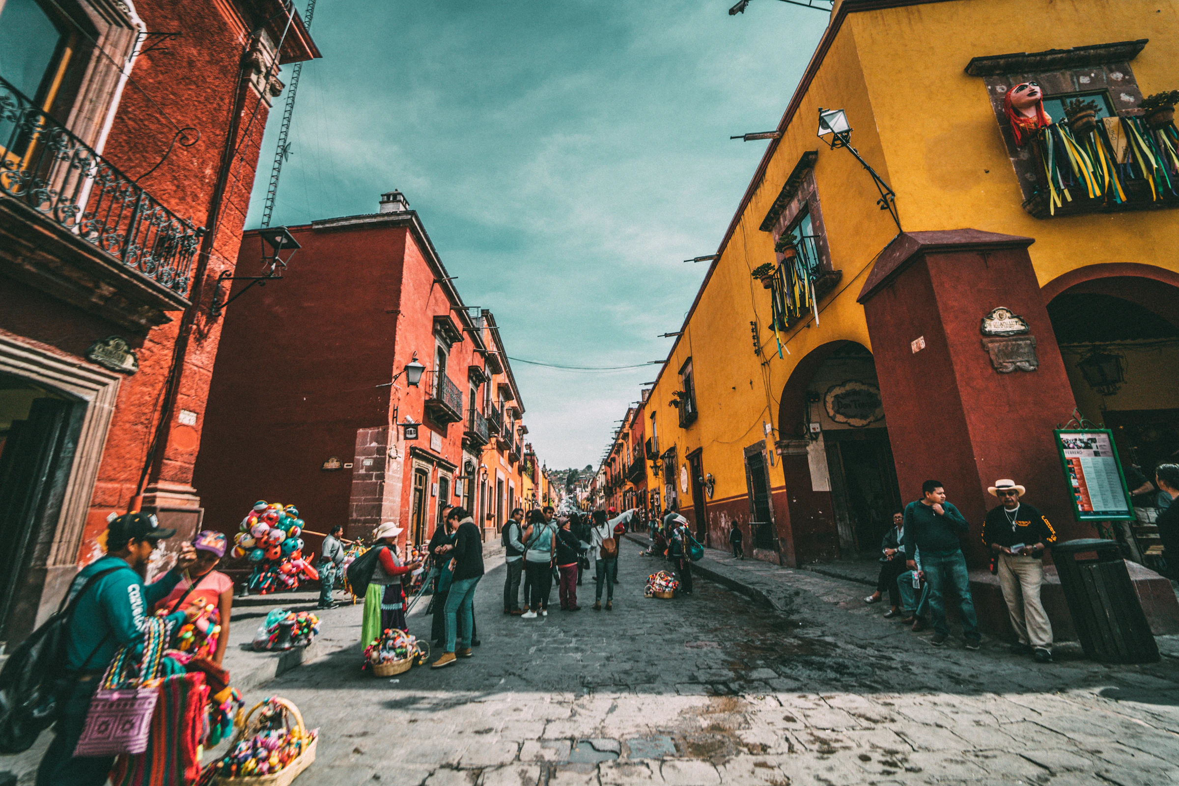 Cúpula colonial mexicana ao entardecer
